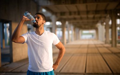 agua potable joven atleta deportivo despues duro entrenamiento 400x250 - Blog